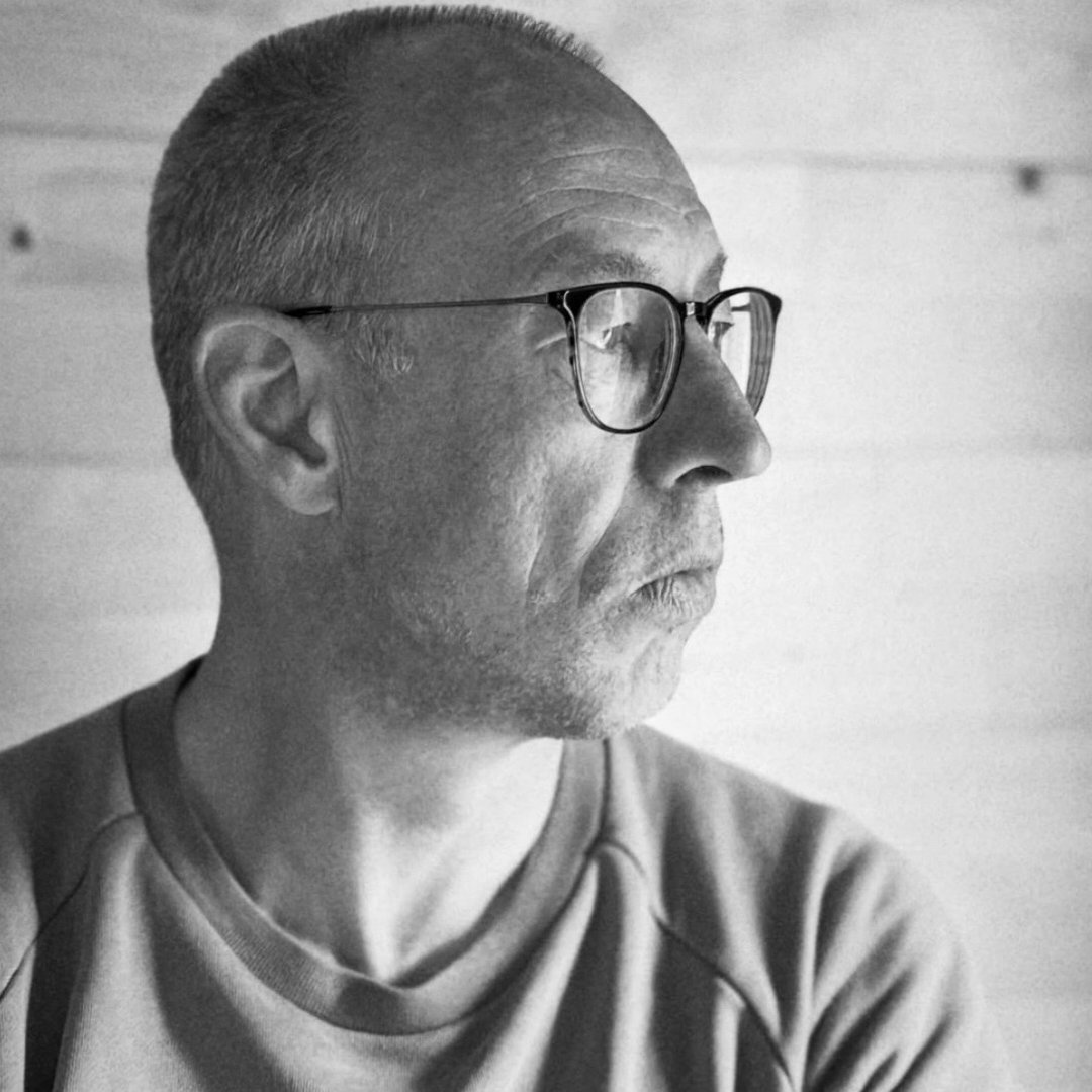 Jan-Willem Eshuis aan het schilderen